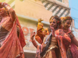 India Mathura - Ragazze che manifestano sui carri durante la sfilata dell Holi Festival. foto ©Cazziol-Mignano