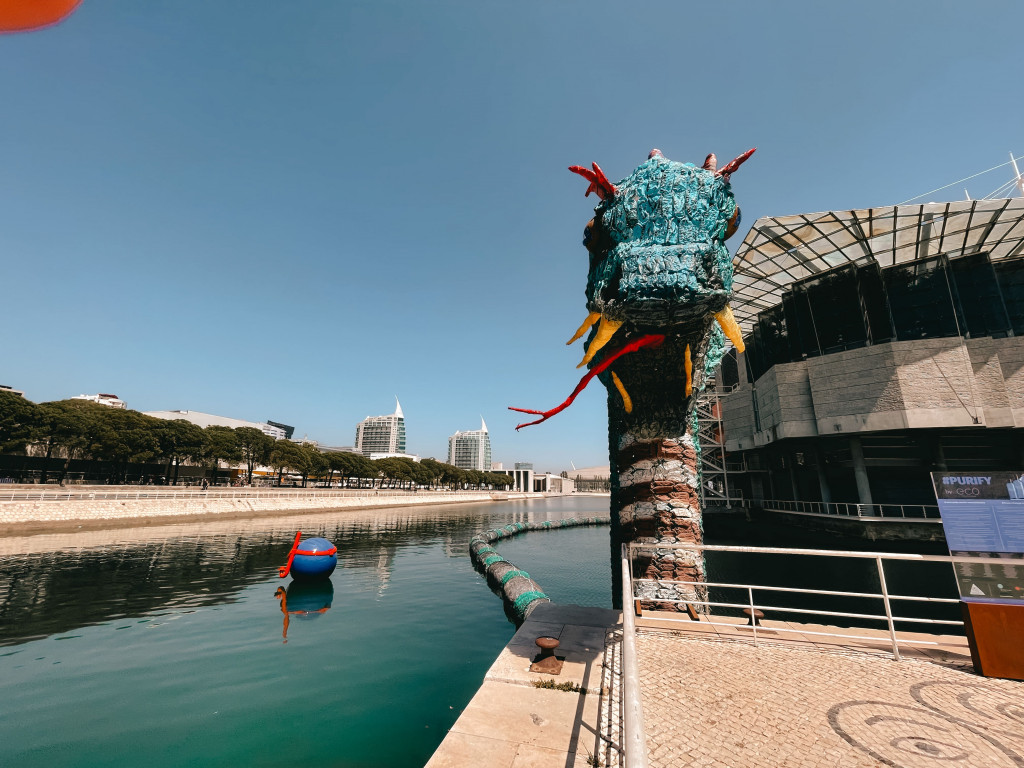 La street art di Lisbona in 5 opere incredibili! mostro marino lisbona